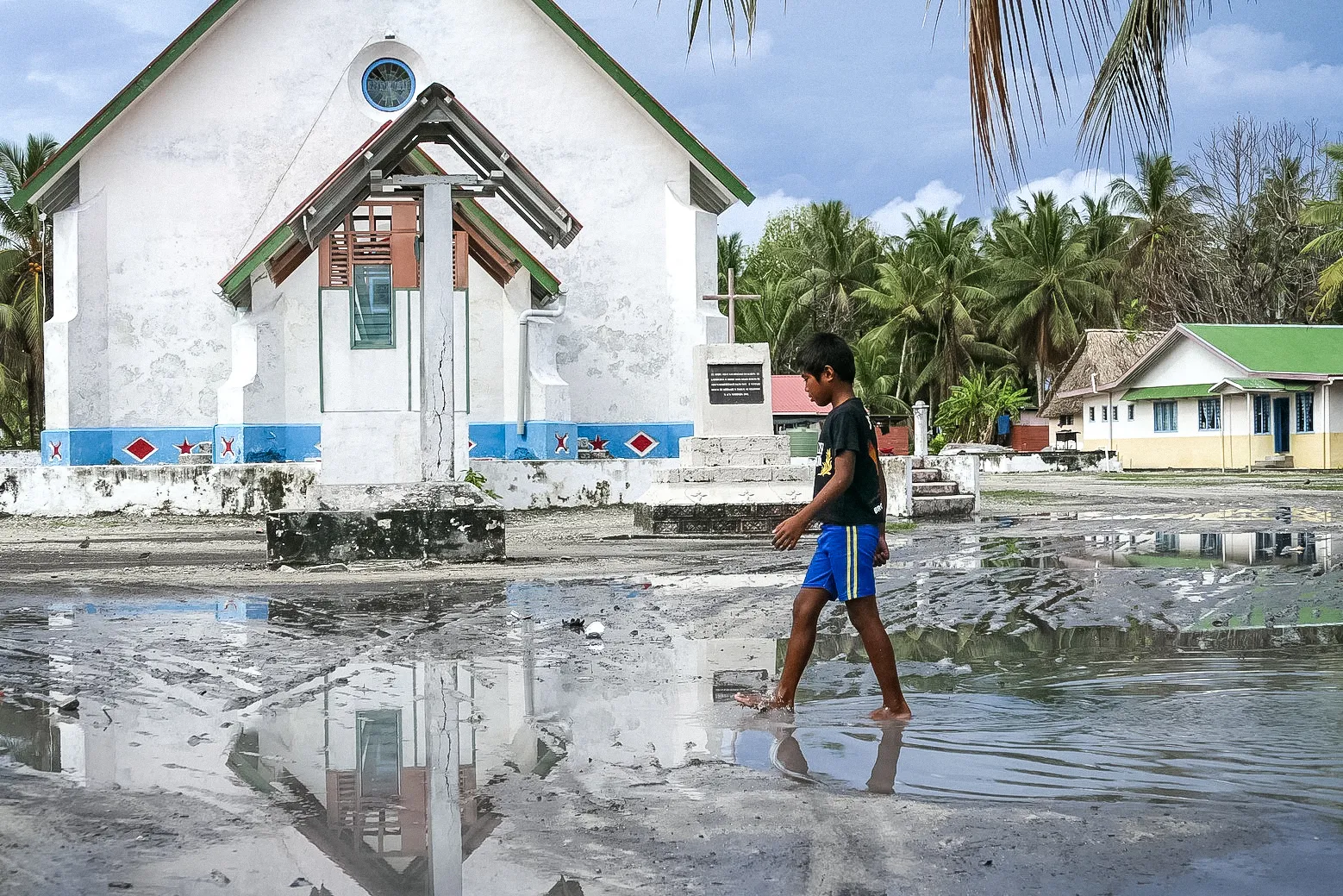 Un mes después de que el ciclón Pam azotara Tuvalu en 2015, la plaza principal de la isla Nui aún estaba bajo el agua. Foto: Silke von Brockhausen/PNUD
