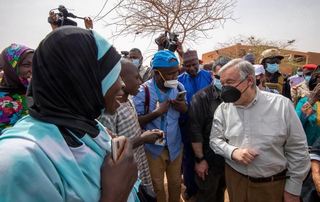 Le Secrétaire général des Nations Unies en visite dans un camp de réfugiés au Niger.