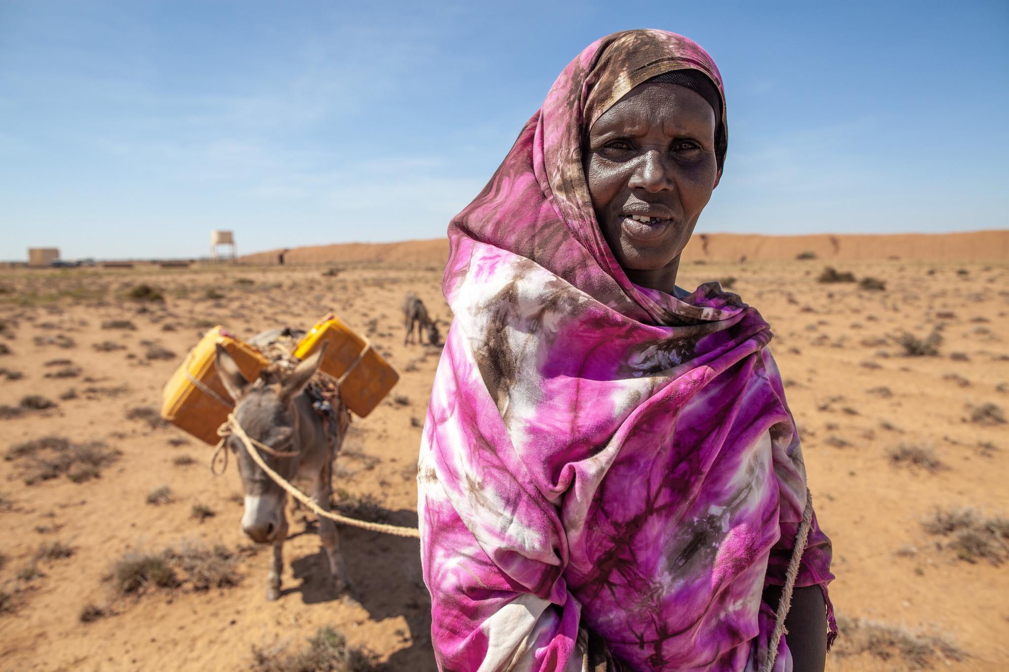 Mujer buscando agua en Somalia
