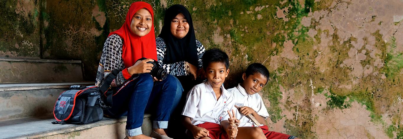Mujeres y niños sonriendo en Indonesia
