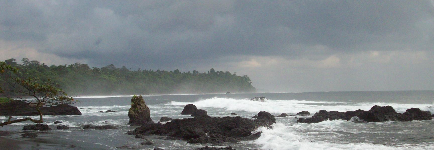 Une plage par temps nuageux en Guinée Équatoriale