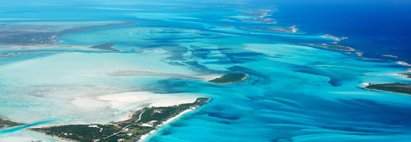 Vista panorámica de las islas de Bahamas desde arriba