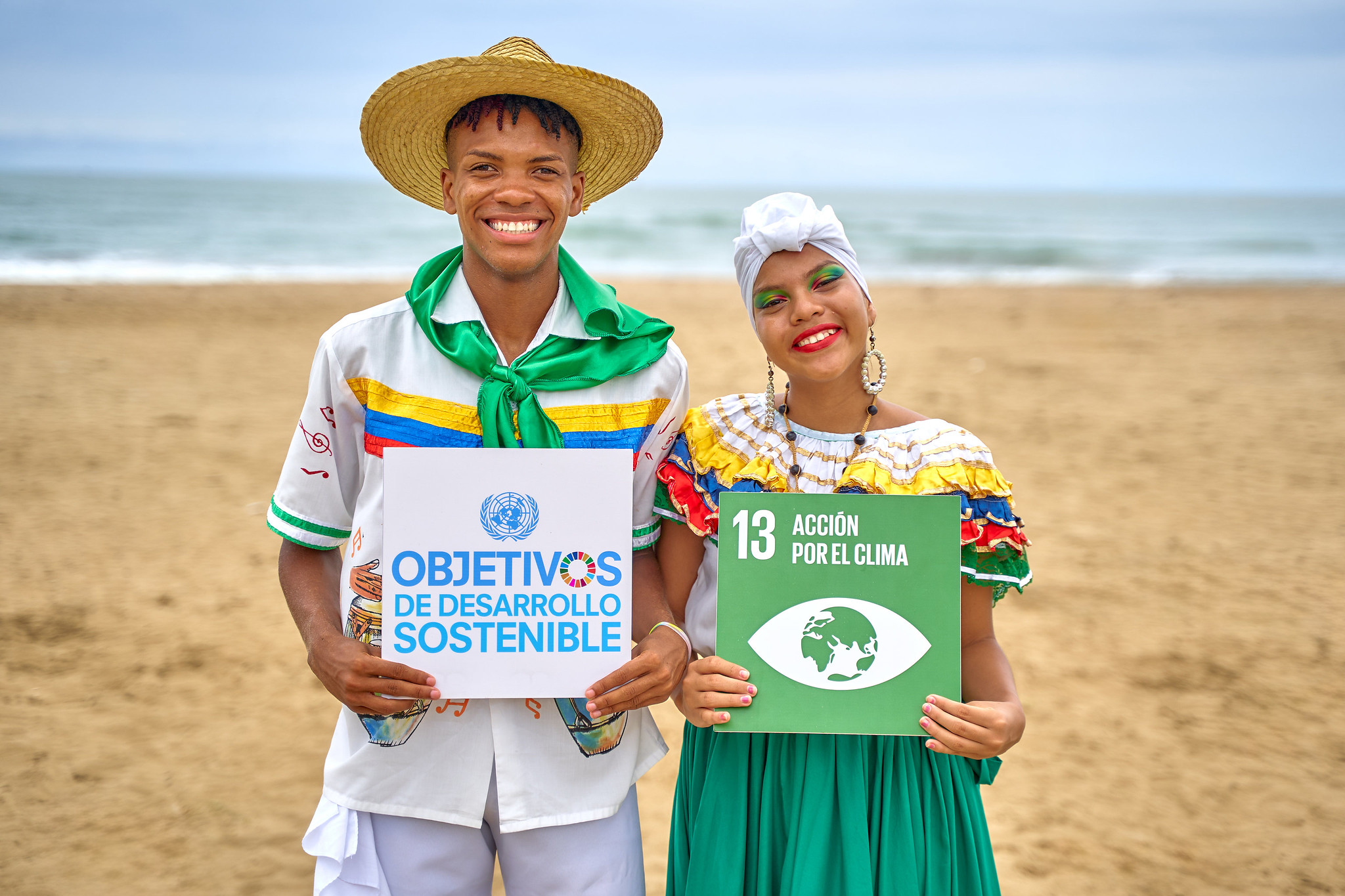 Two people holding the SDG sign and the SDG13 sign. Photo: UNDP Ecuador