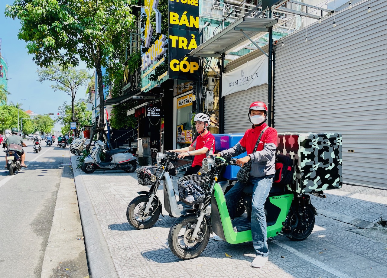 Tuan Anh and his colleague are using their new e-motorbikes for work. Photo: Phan Huong Giang / UNDP Viet Nam