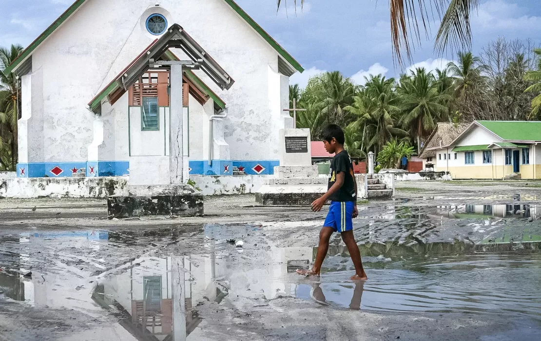 Un mois après le passage du cyclone Pam à Tuvalu en 2015, la place principale de l'île de Nui était encore sous l'eau. Photo : Silke von Brockhausen/PNUD   
