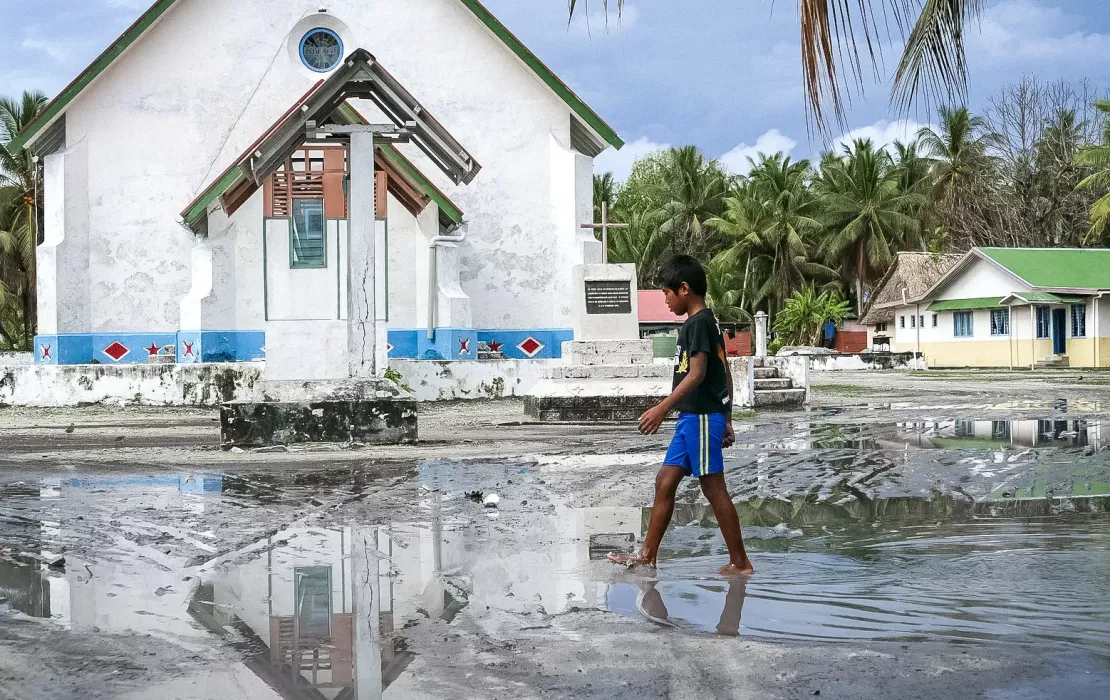 Un mois après le passage du cyclone Pam à Tuvalu en 2015, la place principale de l'île de Nui était encore sous l'eau. Photo : Silke von Brockhausen/PNUD