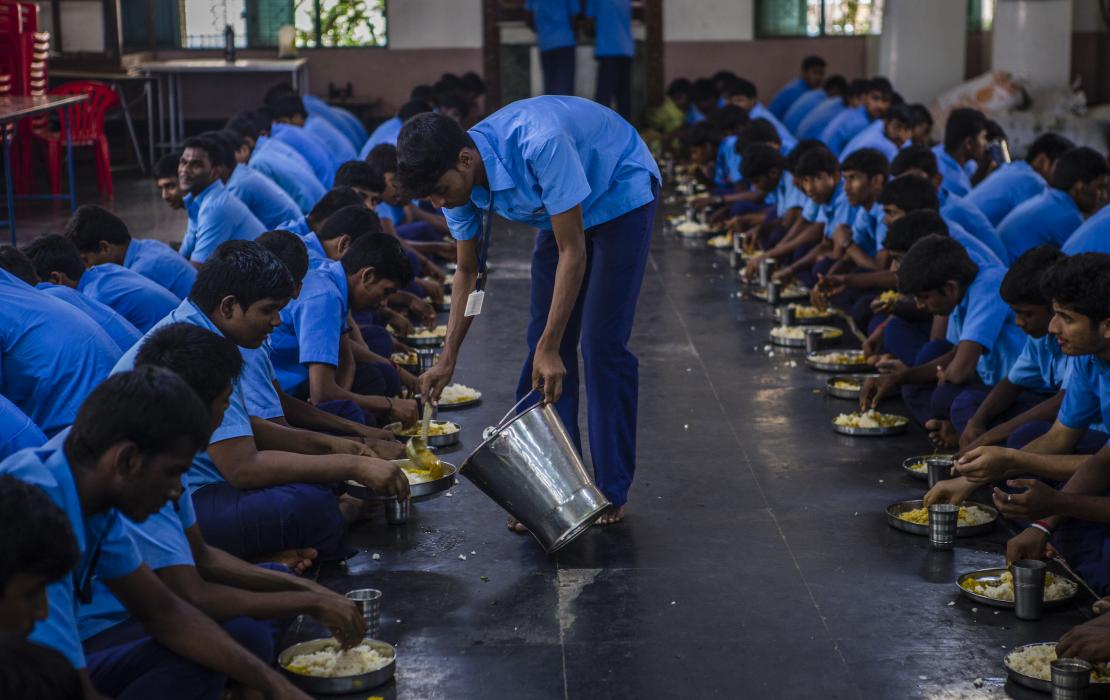 Students from India eat lunch cooked with the steam generated from a solar energy-based steam generator