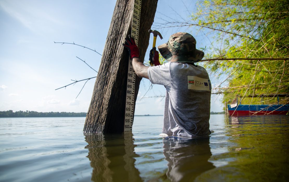 Installation of a staff gauge to monitor water levels in Suriname