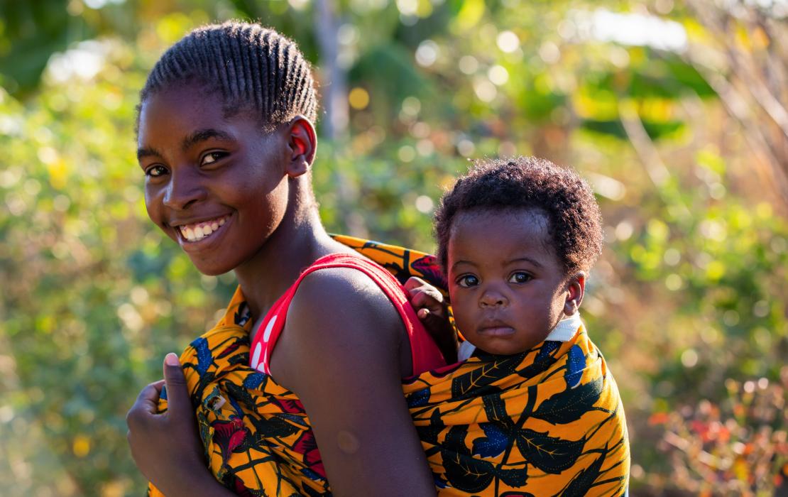 Une femme avec son enfant qui sourit en Zambie