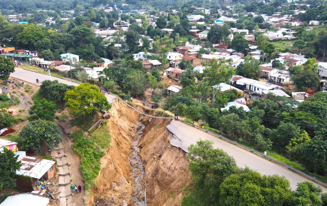  Una carretera derrumbada en Blantyre, la segunda ciudad más grande de Malawi, tras el paso del ciclón Freddy en 2023. Foto: PNUD Malawi