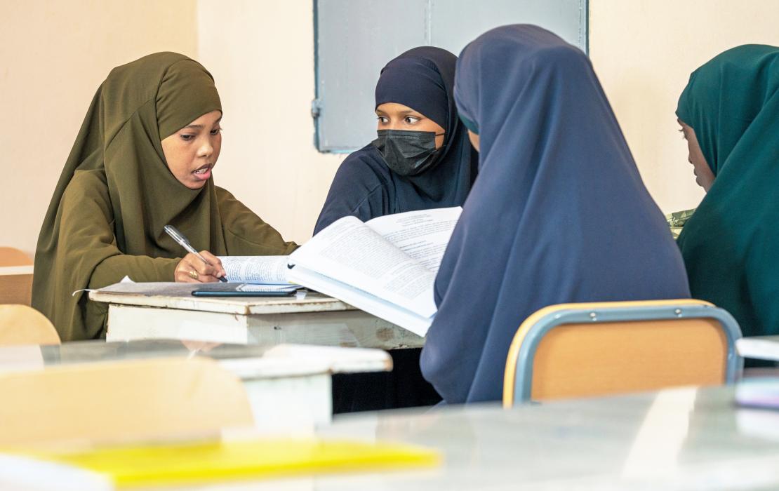 Des étudiantes travaillant à une table