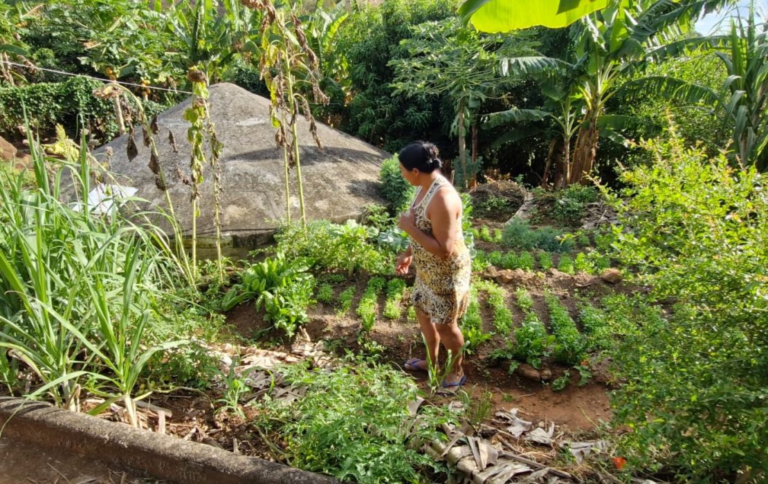 Community member taking care of her garden, nurtured by reused water. Photo: Ana Mendes/Centro Sabiá Community member in her garden