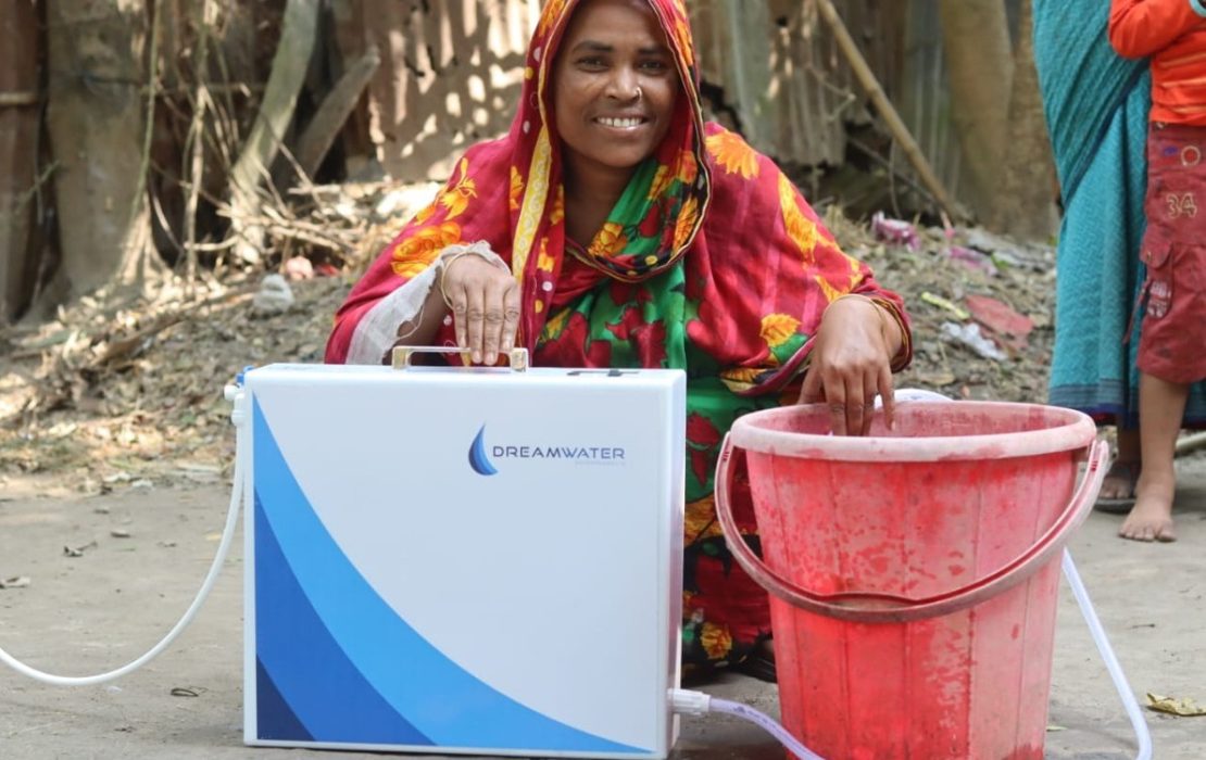 Una mujer posa con su filtro Dreamwater en Bangladesh.