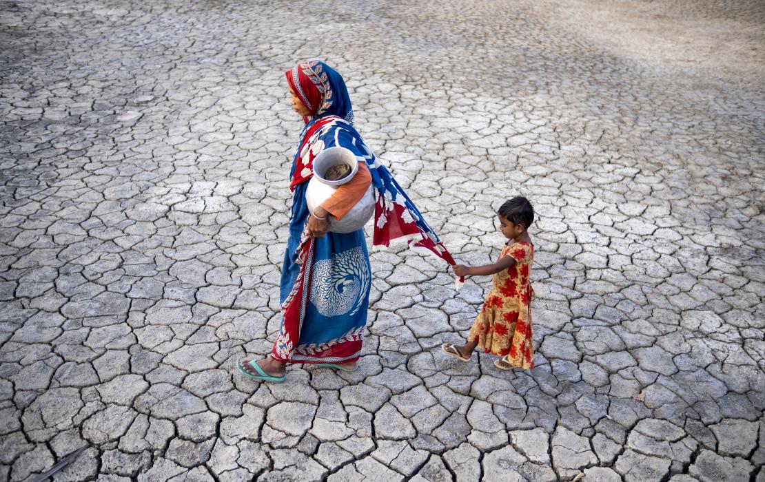 Mujer recolectando agua en medio de la sequía en Bangladesh