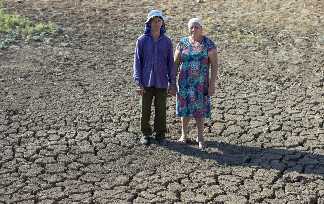 Dos personas de pie en las tierras secas de la región semiárida de Pernambuco, Brasil.