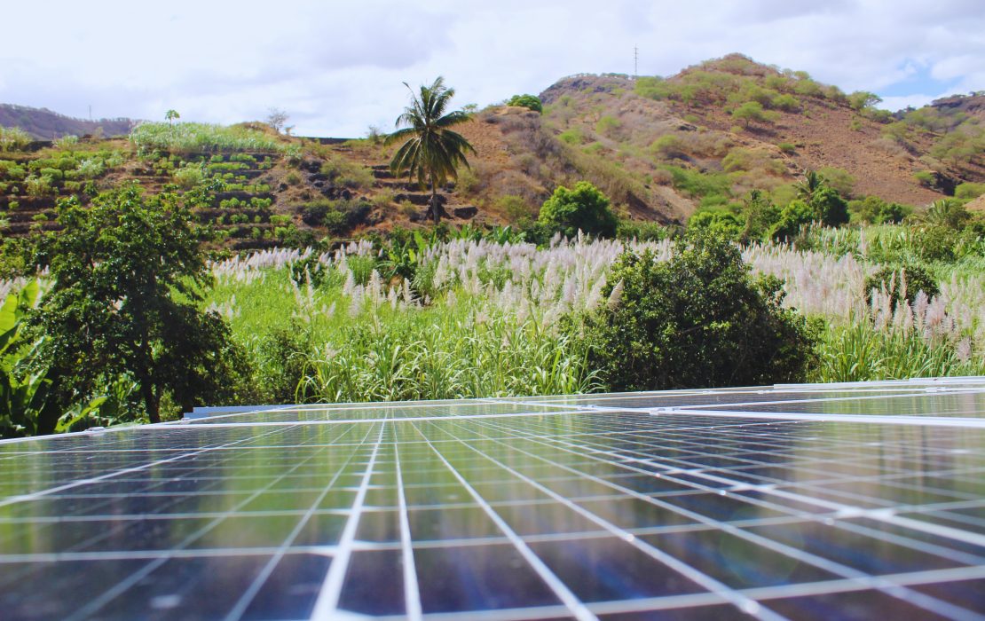 Un panneau solaire installé sur le toit d’une zone rurale au Cabo Verde