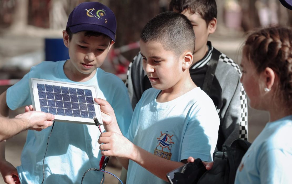 Children learning about renewable energy and energy efficiency in Kazakhstan