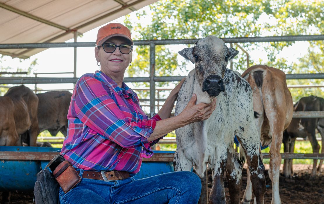 The deforestation-free beef certification scheme promotes gender-inclusive approaches to ensure that women and men have equal opportunities to participate in and benefit from sustainable beef value chains. Photo: FAO Costa Rica Ranchers in Costa Rica are raising cattle according to deforestation-free production principles.
