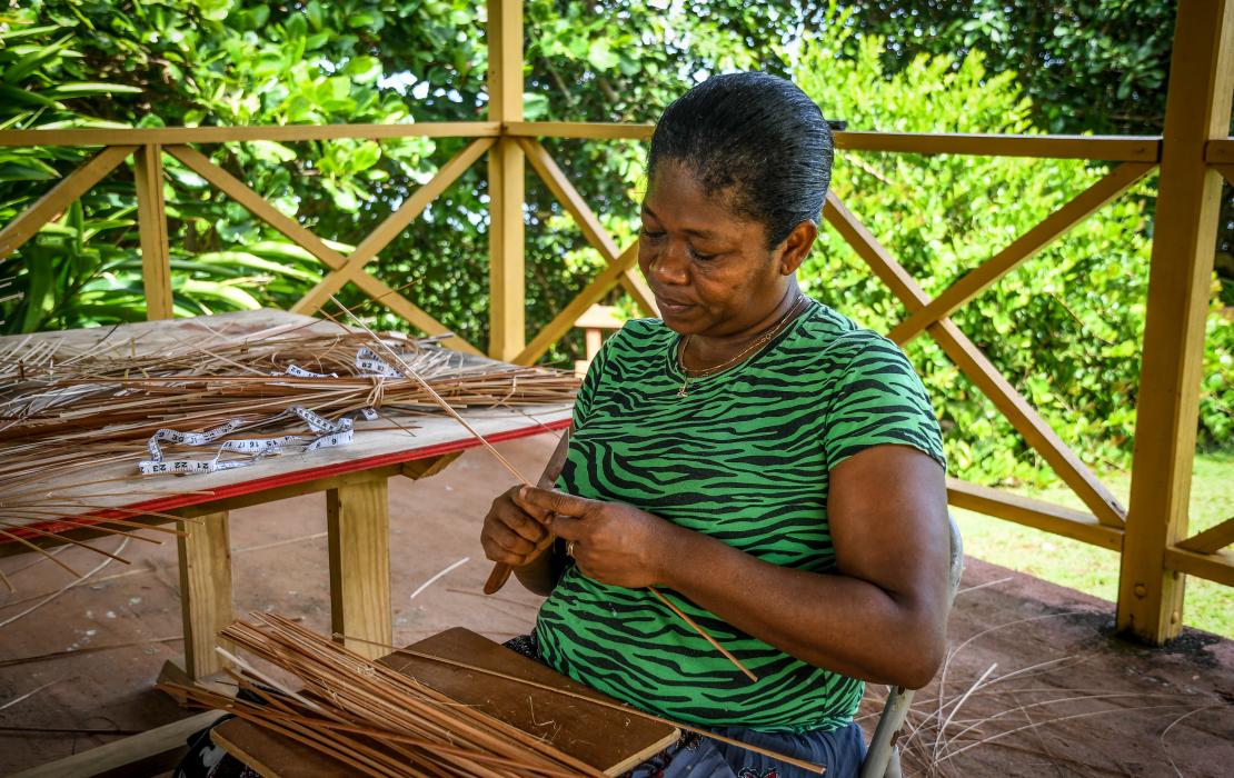 Mujer de la comunidad Kalinago en Dominica