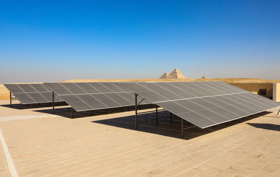 Sistemas de energía solar en el Centro de Visitantes de la Meseta de Guiza, en Egipto