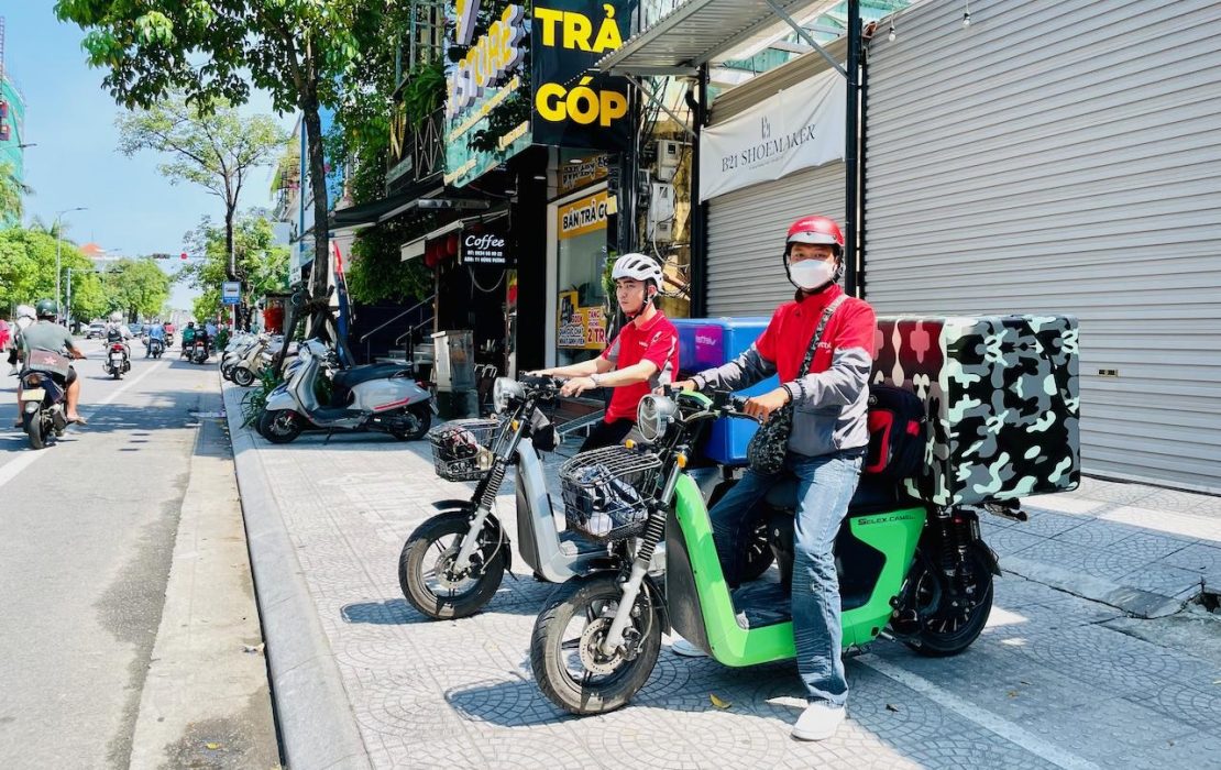 Electric delivery bikes on a busy urban street in Viet Nam. Photo: Phan Huong Giang / UNDP Viet Nam Electric delivery bikes on a busy urban street in Viet Nam