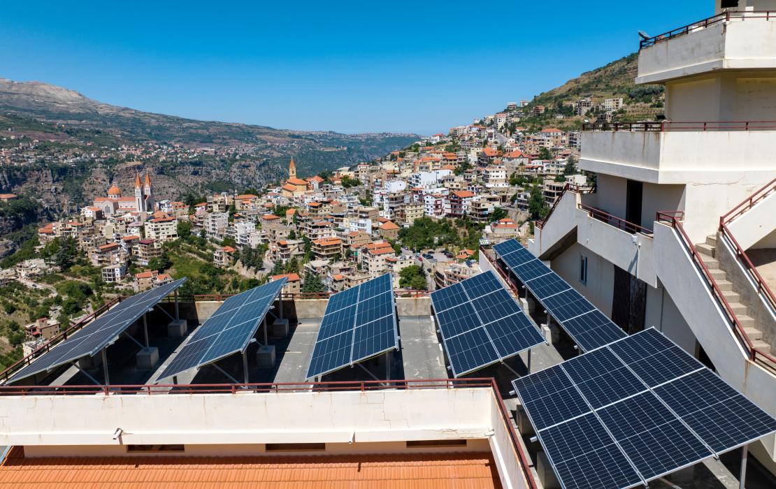Systèmes solaires photovoltaïques sur les toits au Liban.