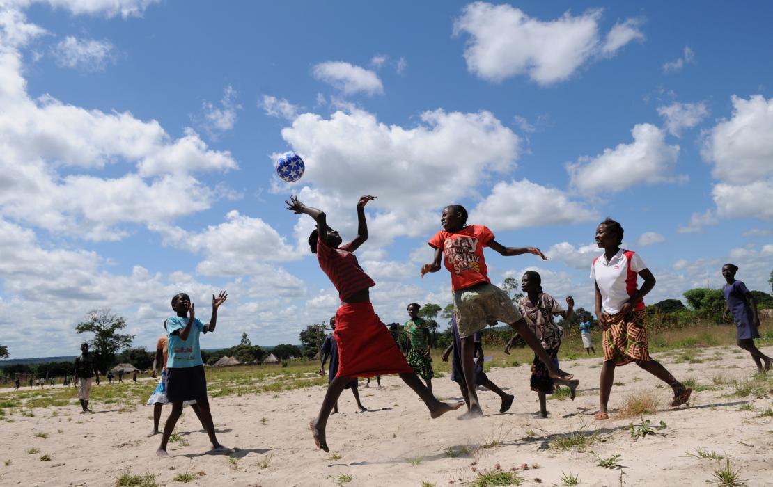 Des enfants qui jouent dehors en Zambie