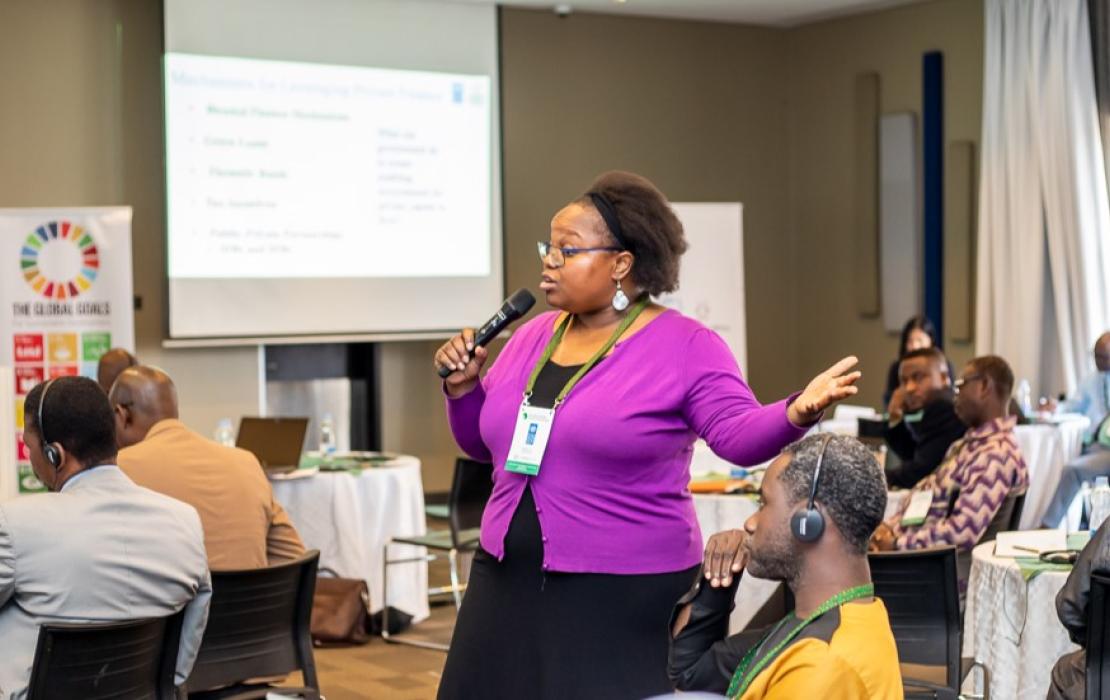 Une femme prend la parole lors de l’atelier régional sur les LT-LEDS pour l’Afrique à Nairobi, au Kenya