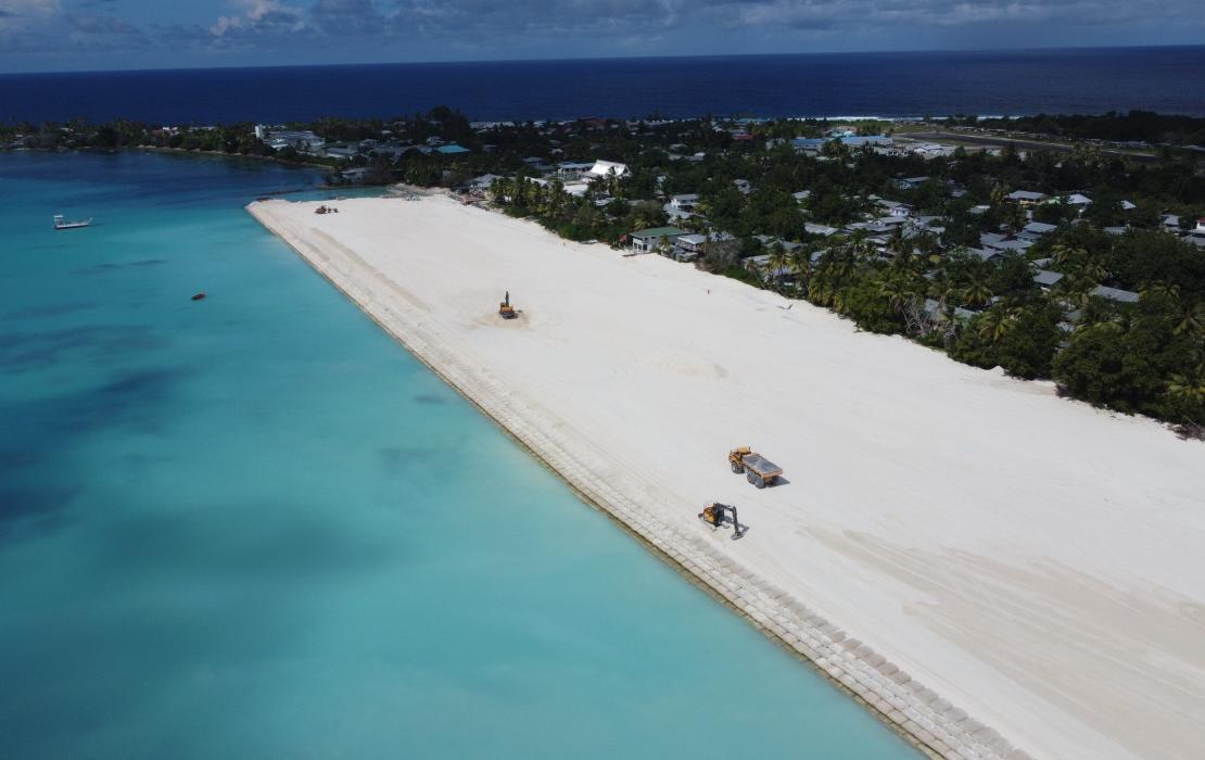 La récupération des terres est en cours dans la capitale de Tuvalu, Funafuti, afin de protéger les communautés de l'élévation du niveau de la mer. 