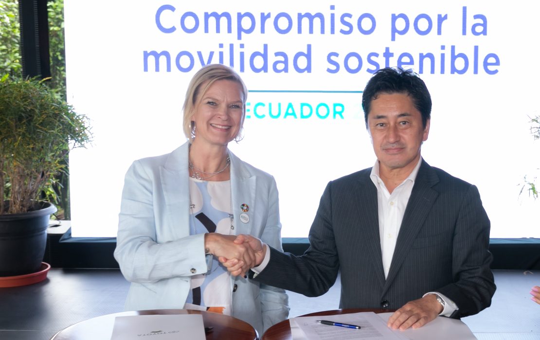 A Japanese representative shaking hand with a UNDP official in Ecuador