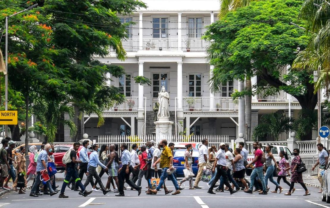 Port Louis, à Maurice, est animé par une circulation intense de véhicules et de piétons aux heures de pointe. 