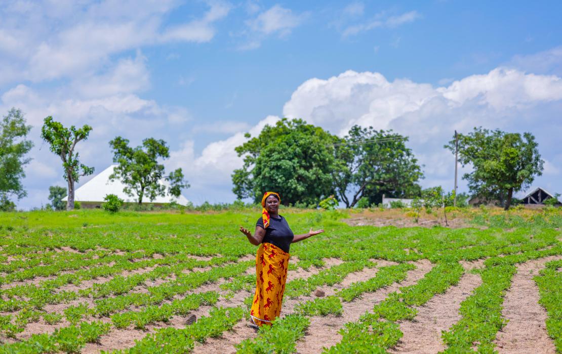 Une agricultrice dans un champ au Nigeria