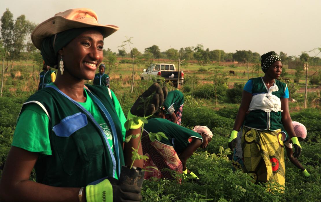 Rokiatou travaille avec des communautés rurales confrontées aux effets de la déforestation. Photo : Sekou Diakité