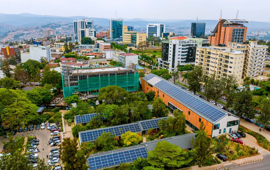 Des panneaux solaires transforment la production d’énergie à Kigali, au Rwanda