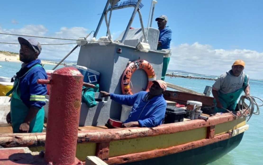 Hombres en un boto después de pesar en las costas de Sudáfrica