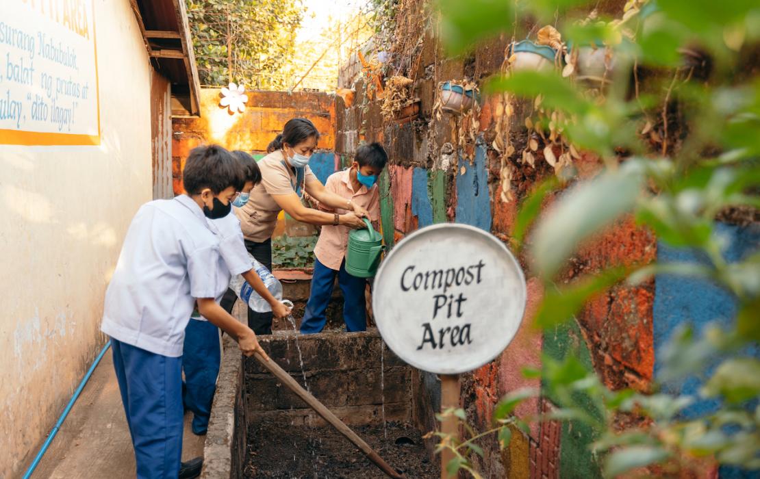 Estudiantes en Filipinas hacen compostaje.