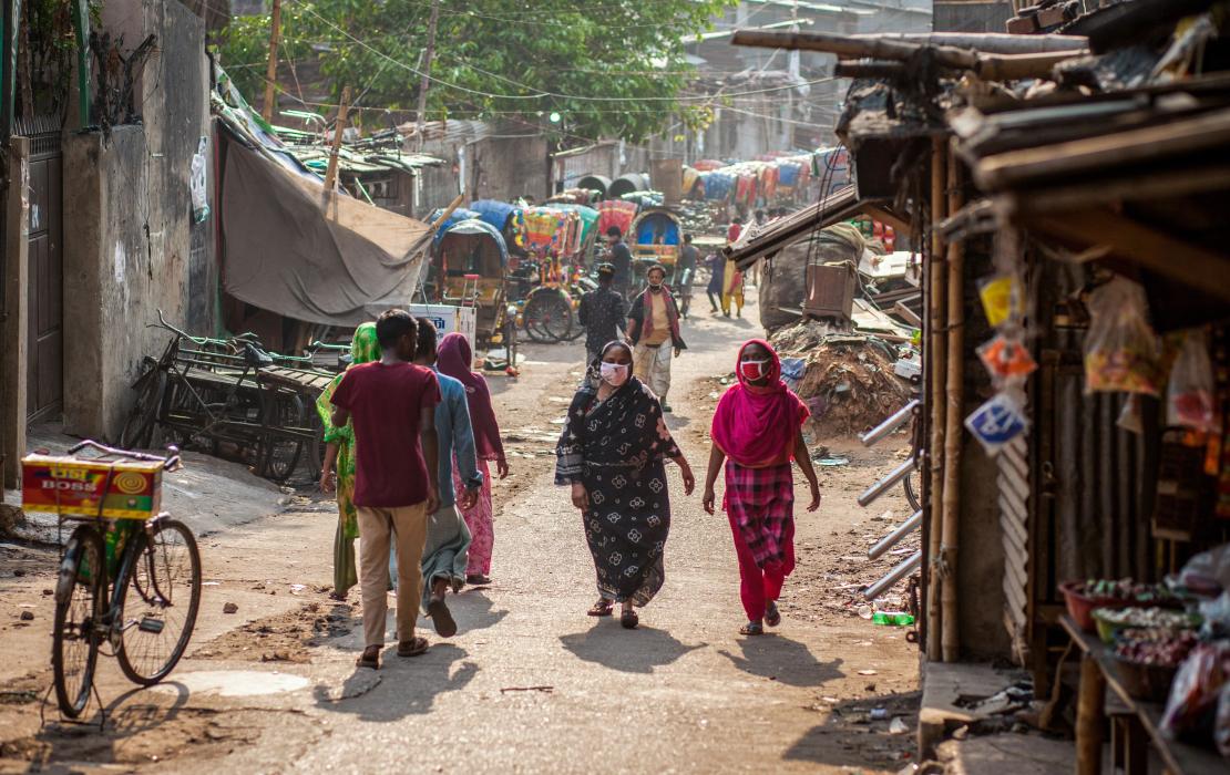 Mujeres caminando por las calles de Daca, Bangladesh