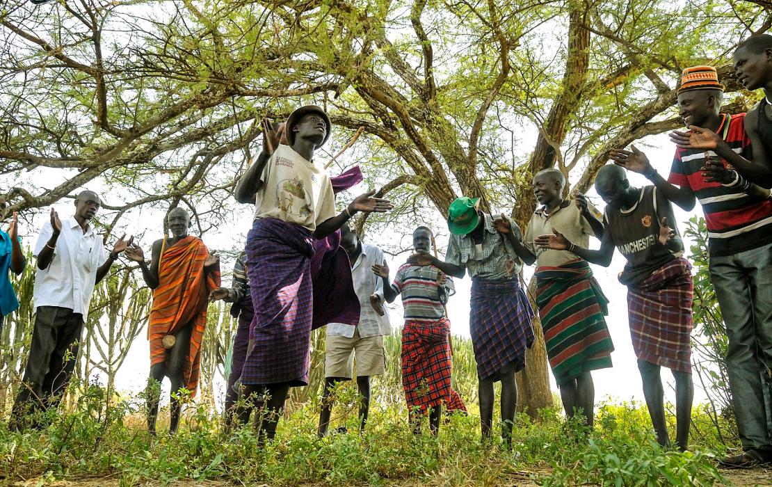 Reunión de una comunidad en la región de Karamoja, Uganda