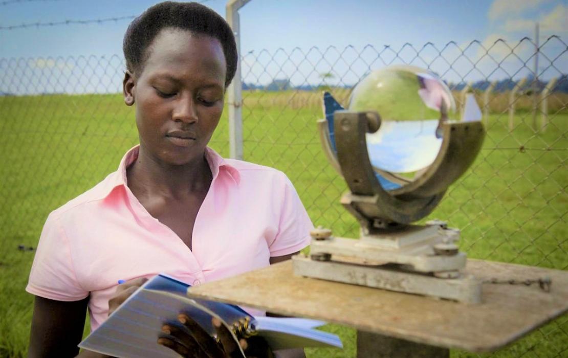 Une femme prenant des notes de suivi