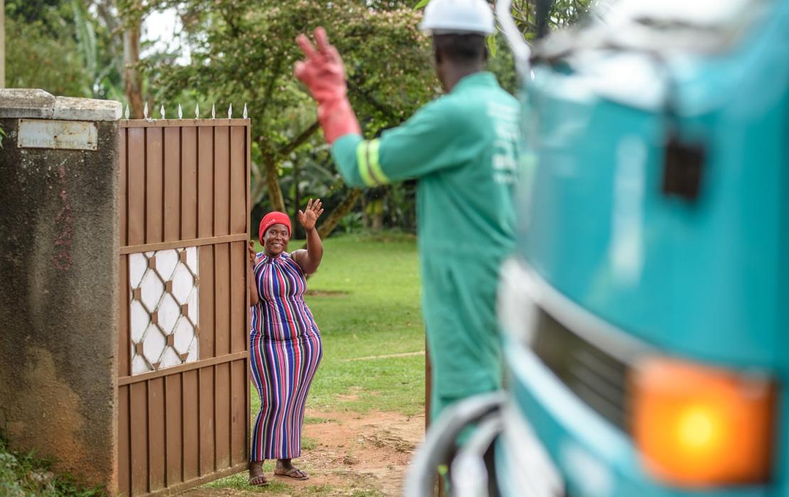 En Uganda, Yo-Waste permet aux ménages urbains et aux entreprises de planifier facilement le ramassage des ordures à l’aide d’un téléphone portable.