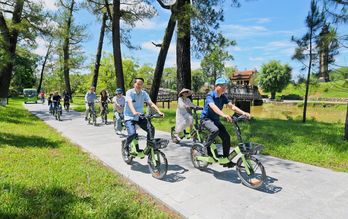 À Hué, au Vietnam, des programmes en faveur du vélo électrique et des vélos en libre-service sont lancés pour réduire l’empreinte carbone des activités touristiques. Photo : PNUD Viet Nam