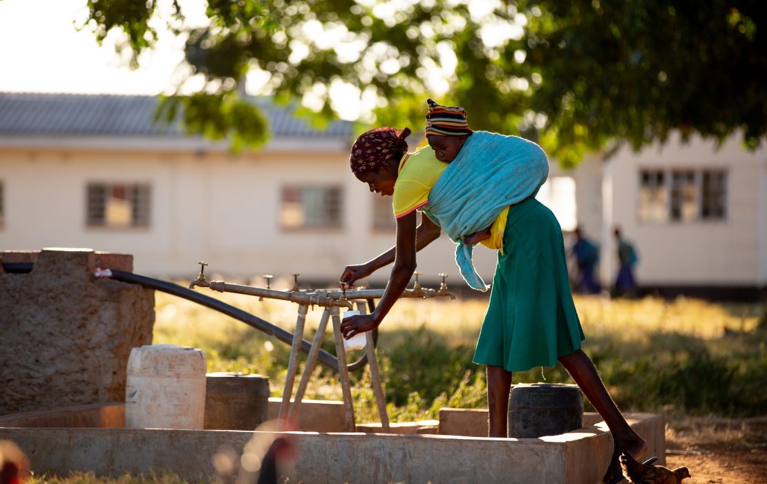 La escasez de agua afecta principalmente a los grupos vulnerables, en particular a las mujeres y las niñas, que a menudo soportan la carga de garantizar el acceso al agua para sus hogares.