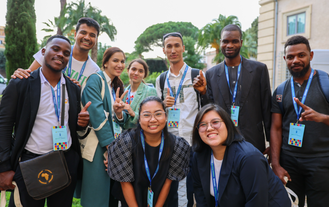 Des jeunes qui sourient à l'appareil photo