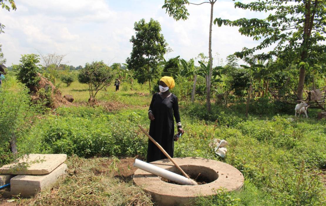 A member of the Uganda Muslim Development Rural Development Association using organic material to produce biogas for cooking. 