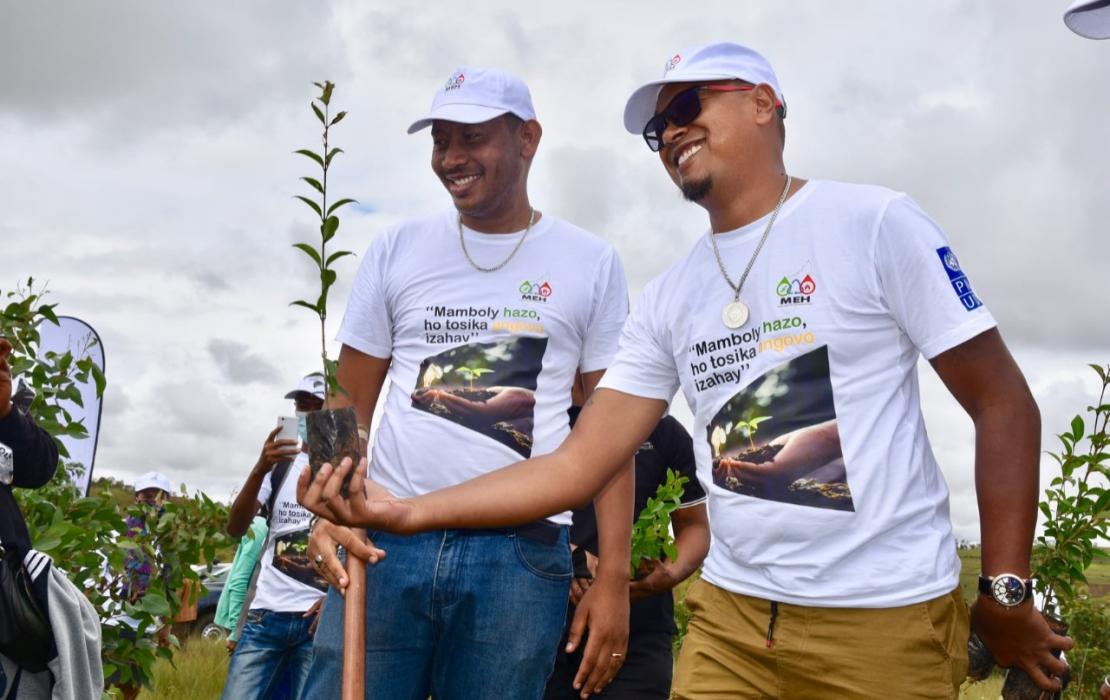 Andry Ramaroson, Ministre de l'Energie et des Hydrocarbures de Madagascar, plantant un arbre.