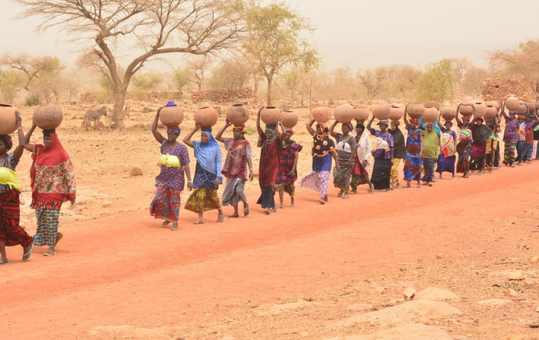 Des femmes transportant de l'eau dans des jarres au Mali