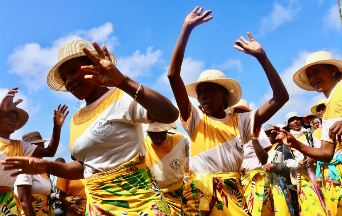 Femmes de Lalangina dansant à Madagascar