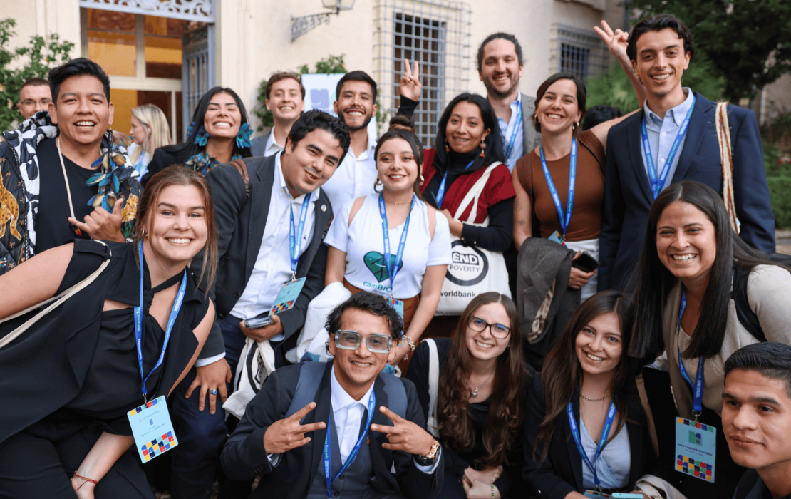 Jóvenes innovadores e innovadoras climáticos en el evento insignia de Youth4Climate en Roma. Créditos de la foto: Connect4Climate.