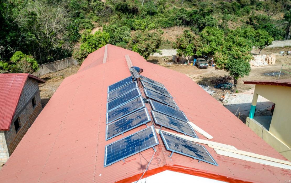 Panneaux solaire sur un toit au Burkina Faso
