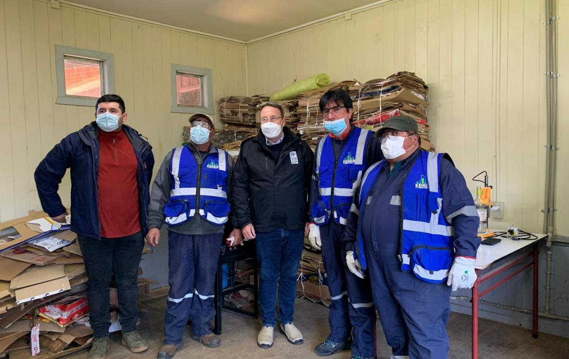 Achim Steiner in recycling center in Chile